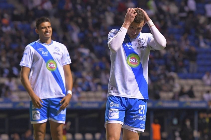 Jugadores de Puebla lamentando el empate