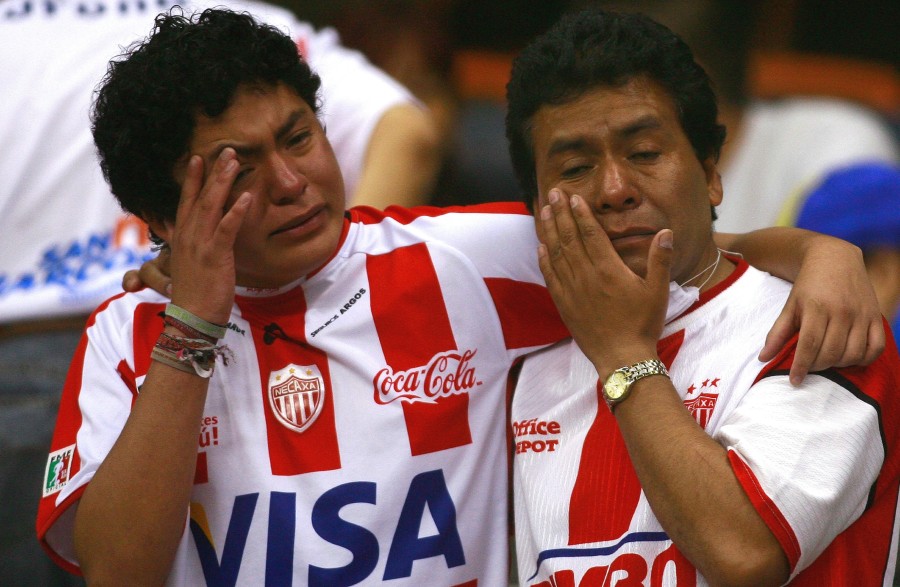 Aficionados del Necaxa lloran por el descenso del equipo en 2009