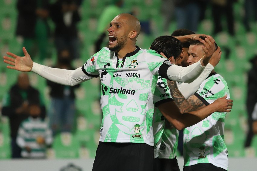Doria celebrando un gol con Santos 