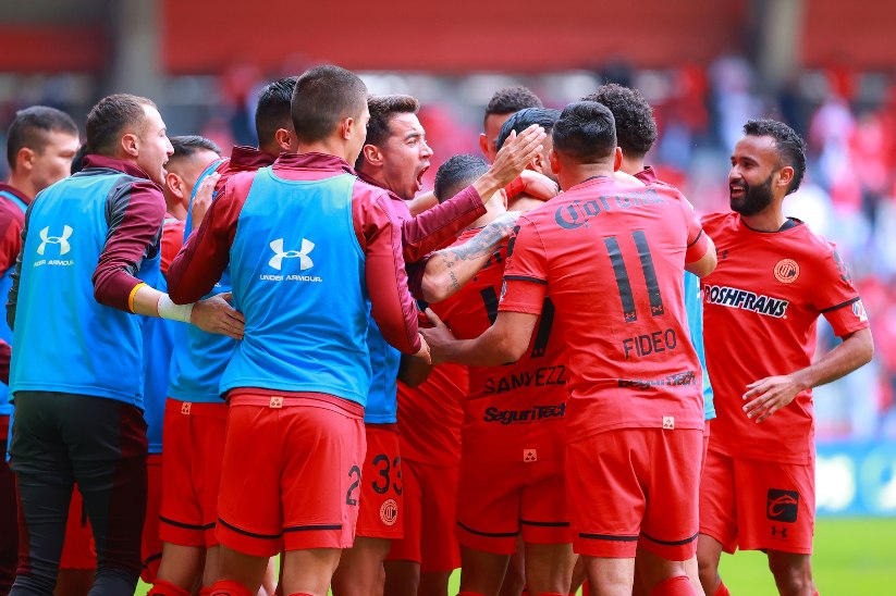 Jugadores de Toluca celebrando un gol