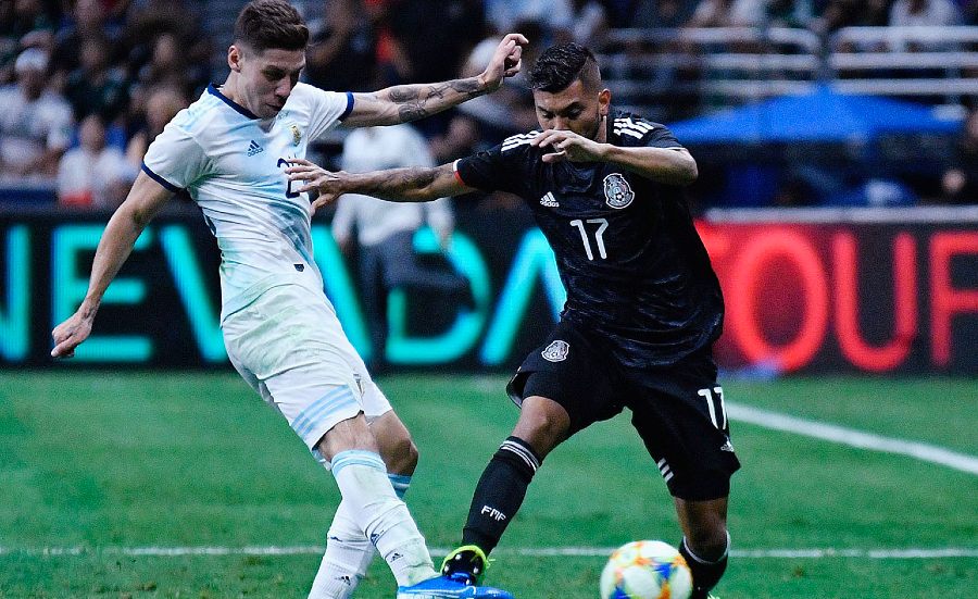 Tecatito pelea el balón en duelo amistoso ante Argentina