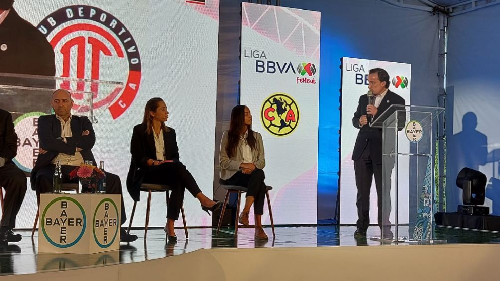 Mikel Arriola durante conferencia de prensa junto a Bayer en México