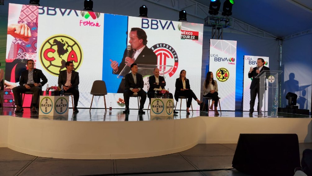 Mikel Arriola durante conferencia de prensa junto a Bayer en México