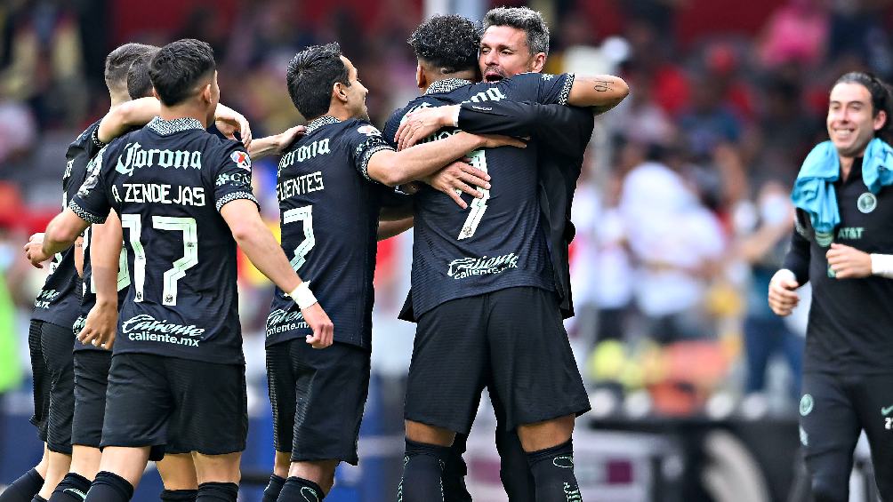 Jugadores del América festejando gol con Fernando Ortiz en el Azteca