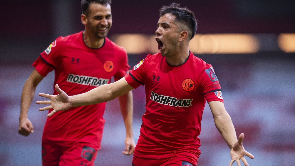 Leo Fernández festejando gol ante Monterrey en el Estadio Nemesio Diez