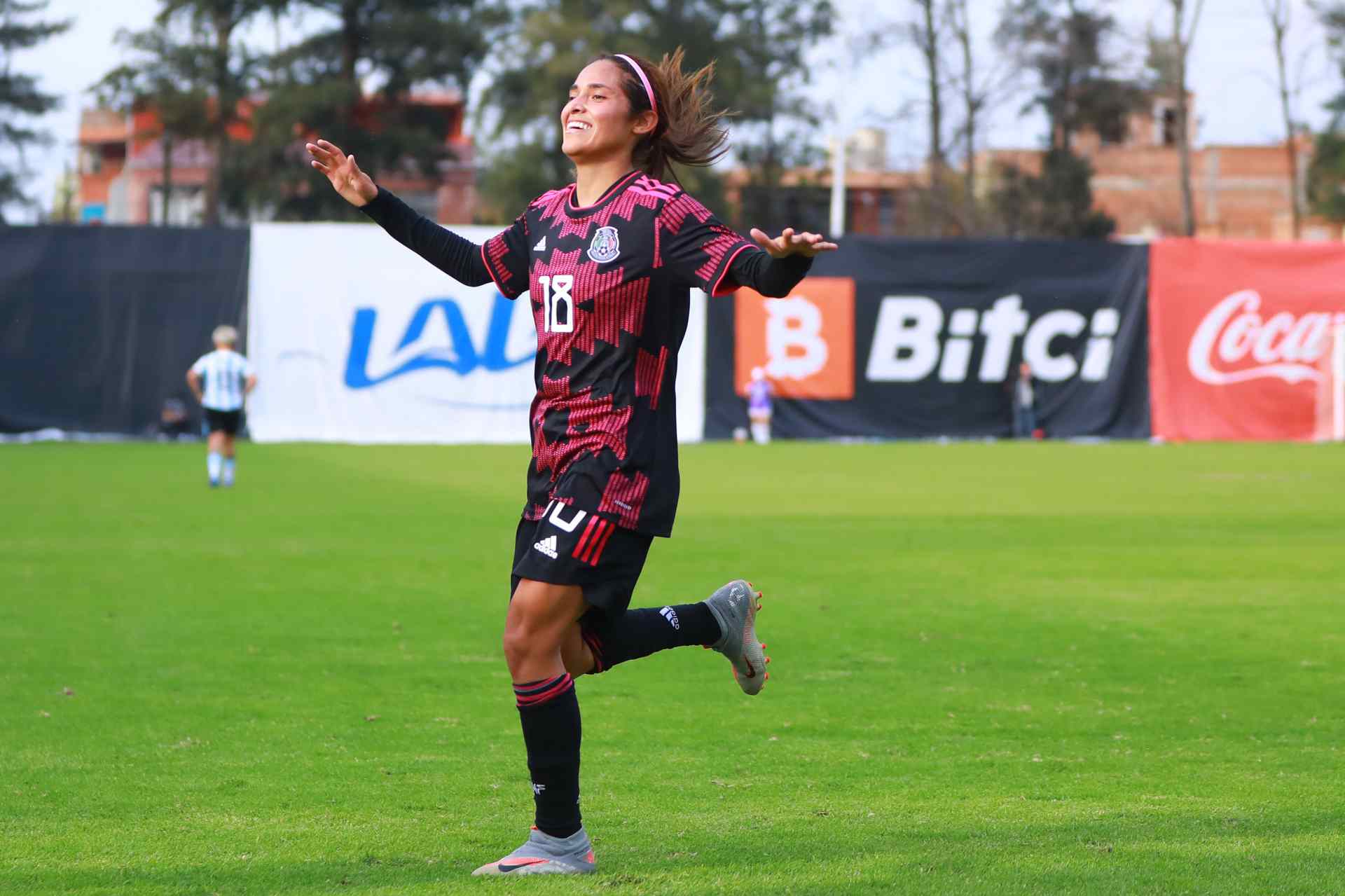 Joseline Montoya festejando gol con la Selección Mexicana Femenil
