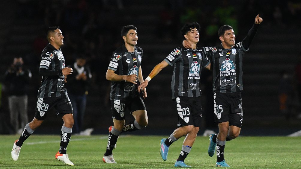 Jugadores de Pachuca festejando anotación ante FC Juárez