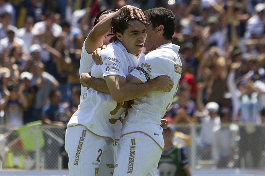 Chispa Velarde festejando un gol ante Rayados
