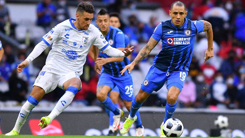 Cruz Azul y Querétaro jugando partido de Liga MX en el Apertura 2021