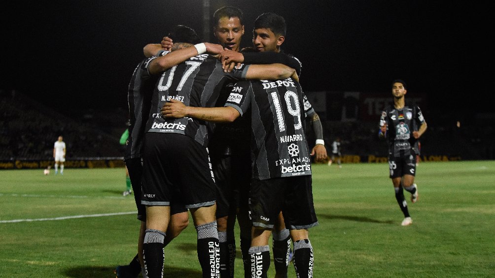 Jugadores de Pachuca festejando anotación ante FC Juárez 