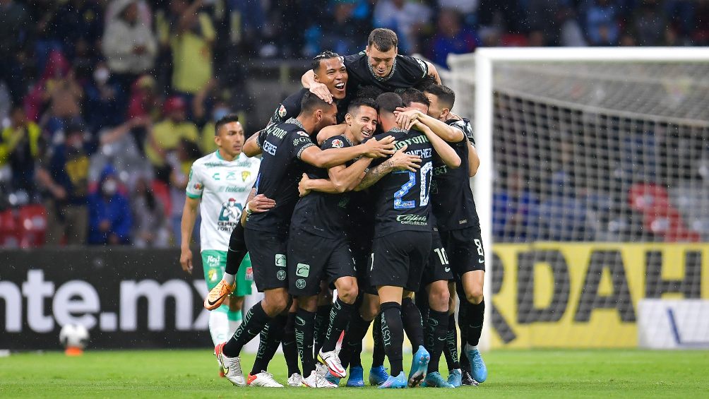 Jugadores del América festejando gol de Richard Sánchez ante León