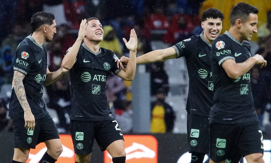 Jugadores del América celebran gol ante León