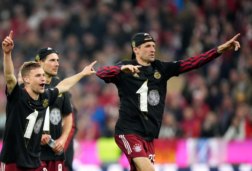 Müller celebrando el décimo título del Bayern en la Bundesliga