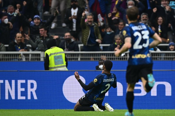 Dumfries celebra durante partido del Inter de Milán