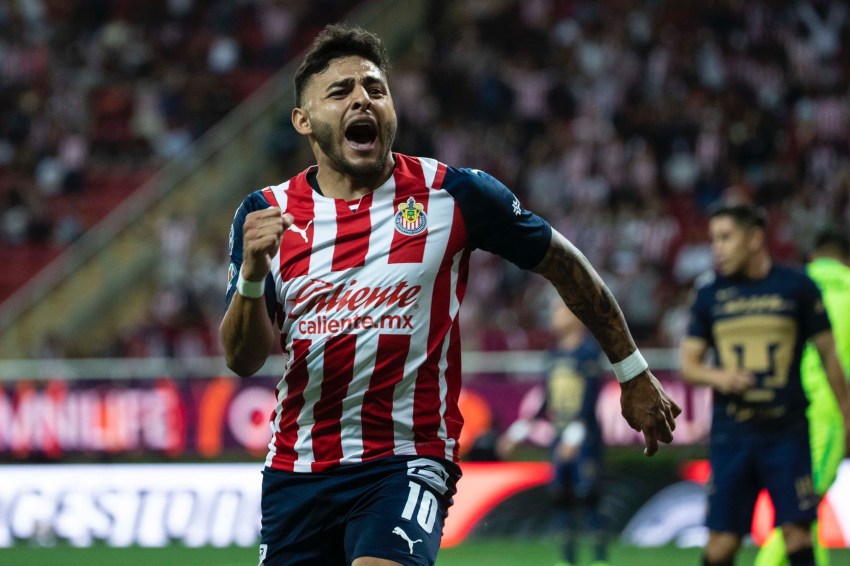 Alexis Vega celebrando un gol conseguido a favor de Chivas
