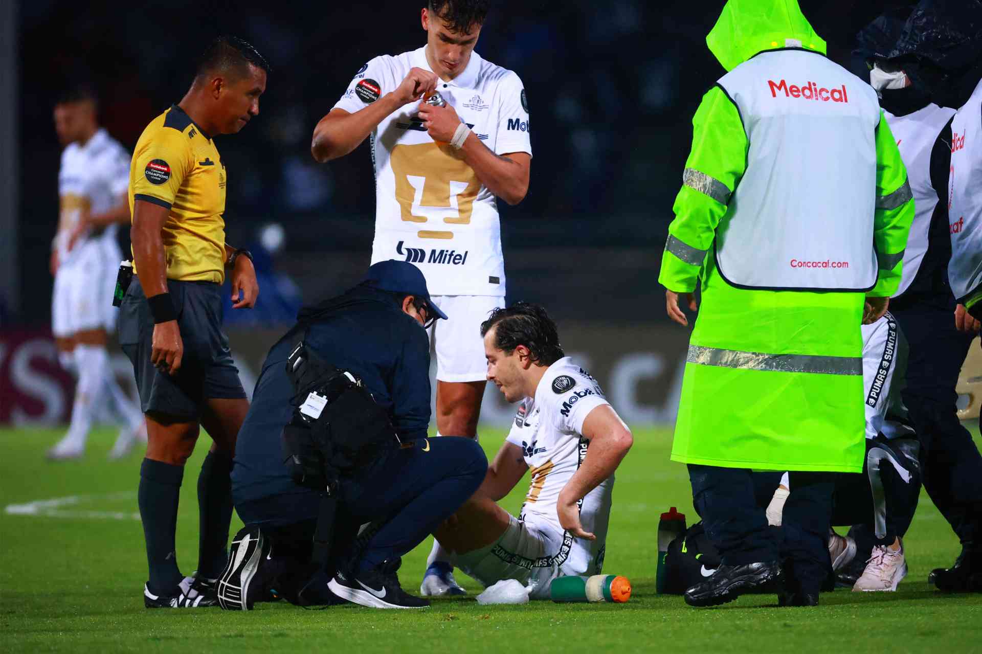 Alan Mozo recibiendo atención médica tras sufrir lesión con Pumas