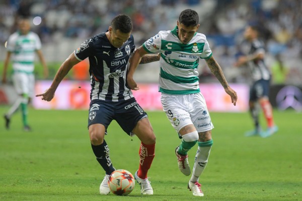 Leo Suárez en acción con Santos