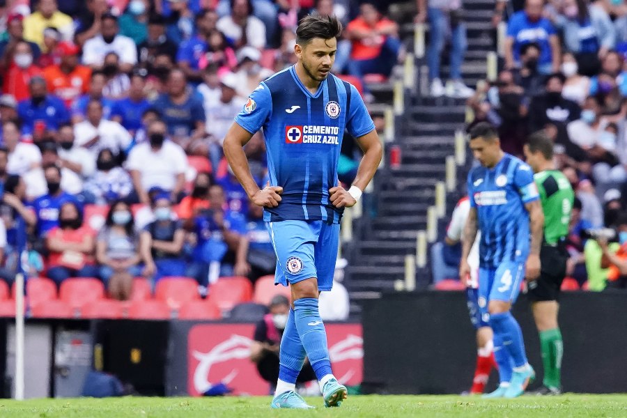 Ángel Romero durante un partido con Cruz Azul