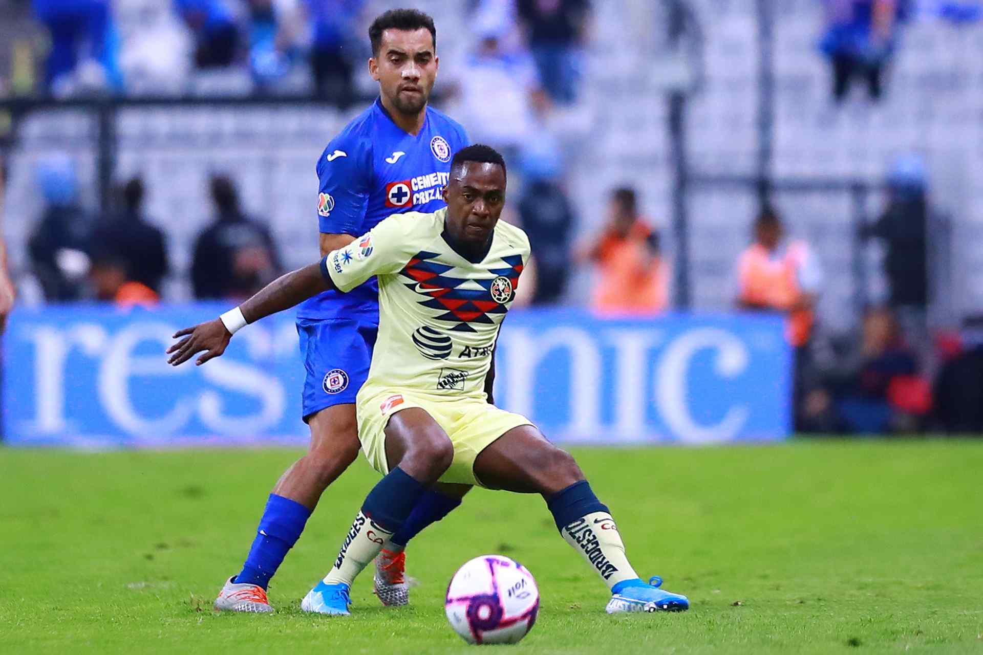América y Cruz Azul jugando Clásico Joven en el Torneo Apertura 2019