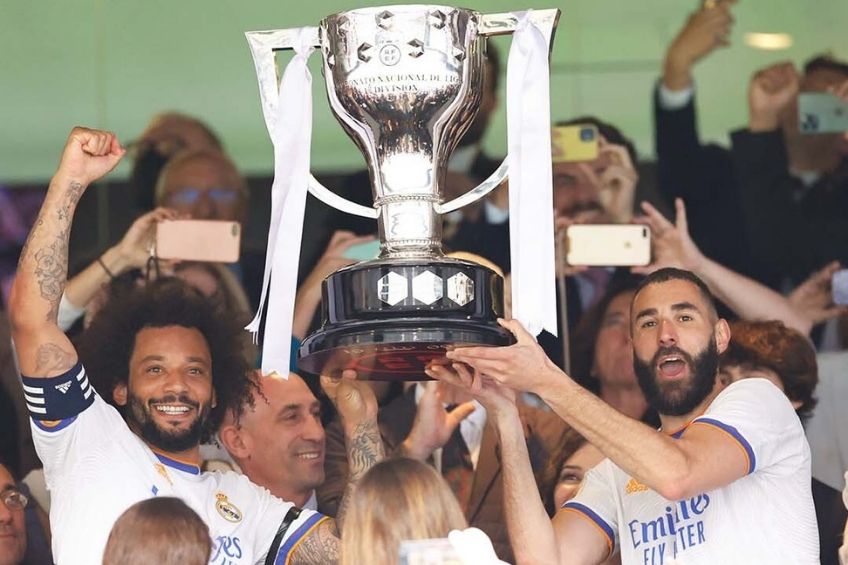 Marcelo y Benzema con el trofeo de LaLiga