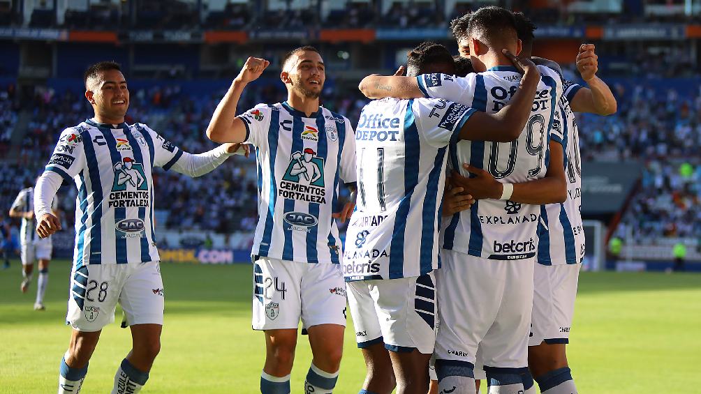 Jugadores del Pachuca festejando gol en partido de la Liga MX