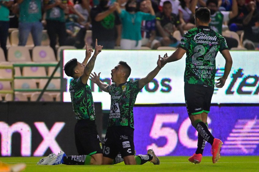 Jugadores de León celebrando un gol a favor