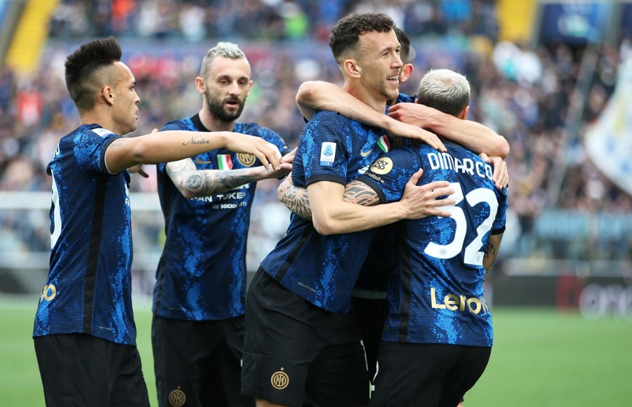 Jugadores del Inter celebran gol con Iván Perisic