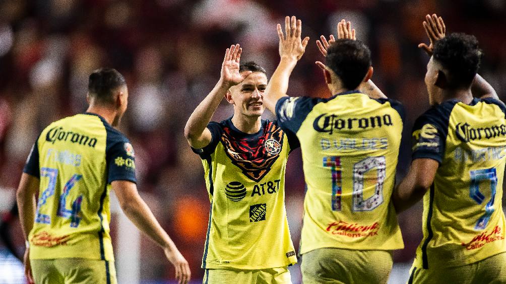 Jugadores del América festejando gol en partido de la Liga MX