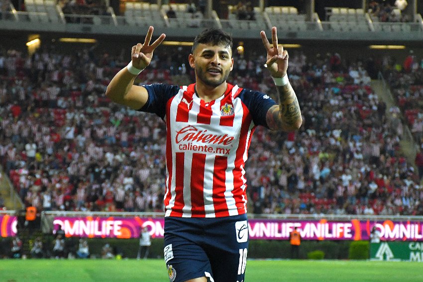 Vega celebrando un gol con las Chivas 