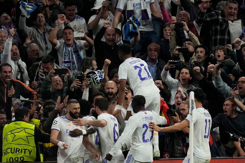 Benzema celebrando la remontada del Real Madrid