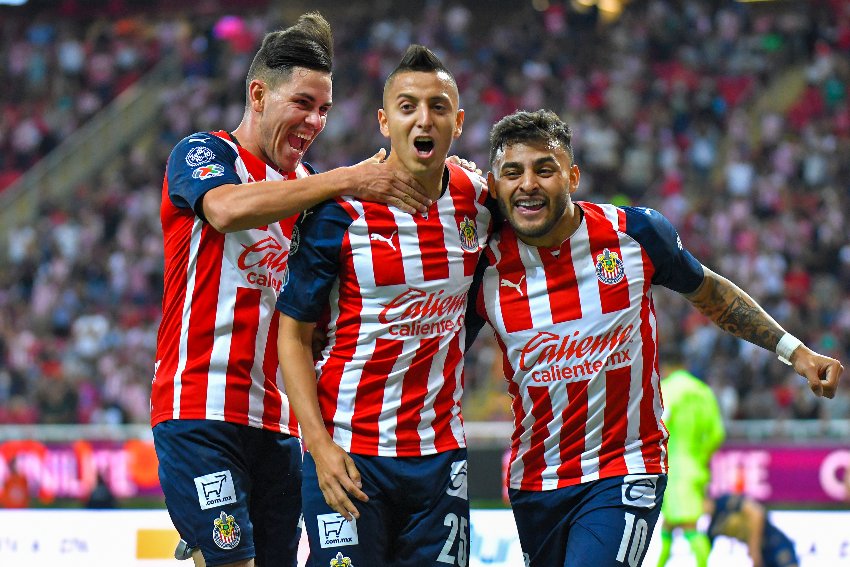 Alvarado celebrando un gol con Chivas 