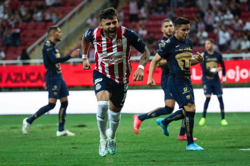 Alexis Vega celebrando un gol con Chivas