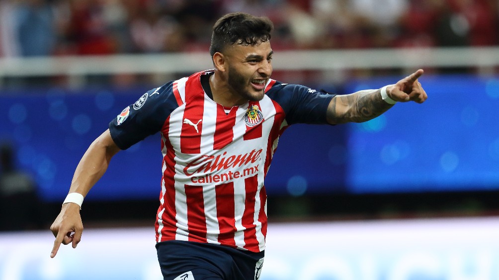 Alexis Vega festejando gol con Chivas durante partido en Liga MX