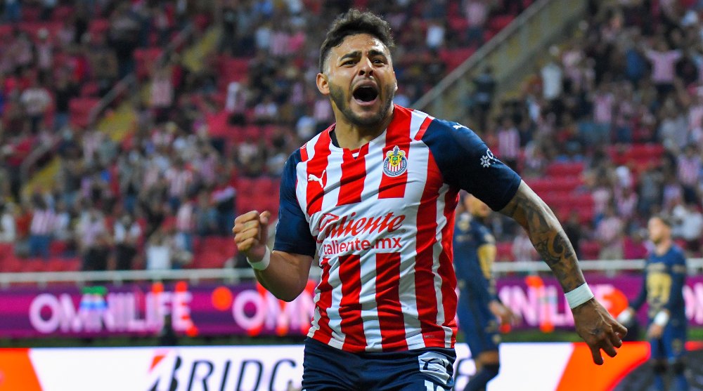 Alexis Vega celebrando un gol con Chivas