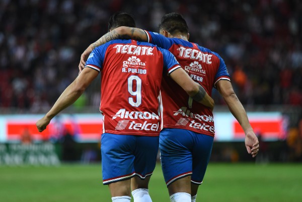 Alexis Vega y Alan Pulido durante partido con Chivas en 2019