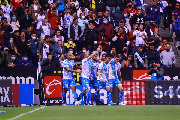 Jugadores del Puebla celebran ante América