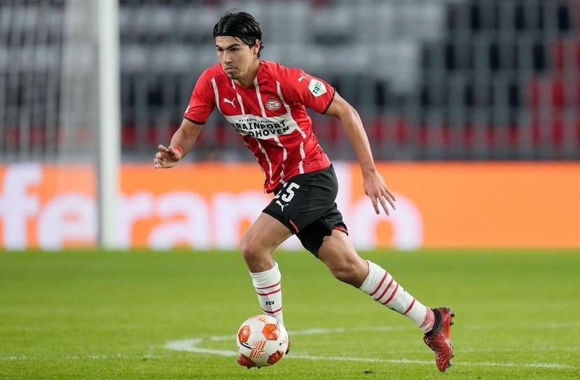Erick Gutiérrez jugando partido con el PSV Eindhoven