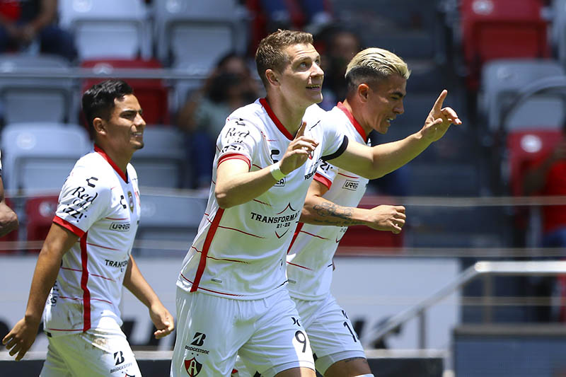 Julio Furch festeja un gol con Atlas