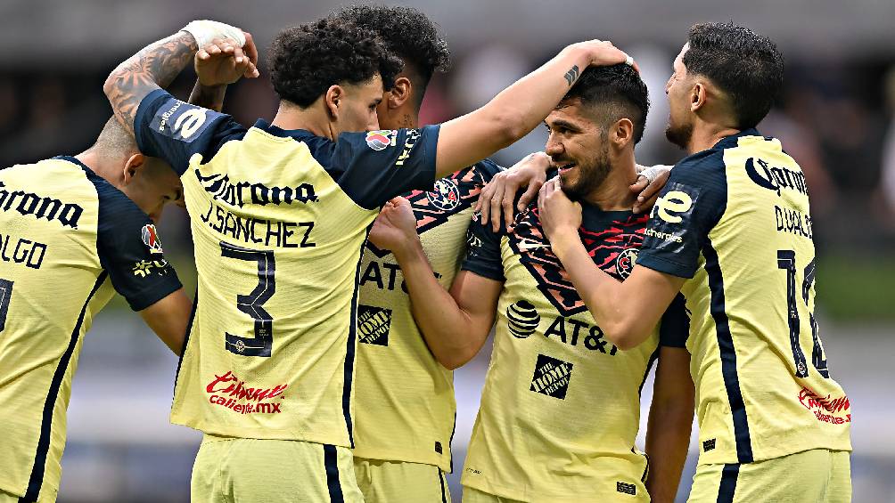 Jugadores del América festejando gol en partido de Liga MX