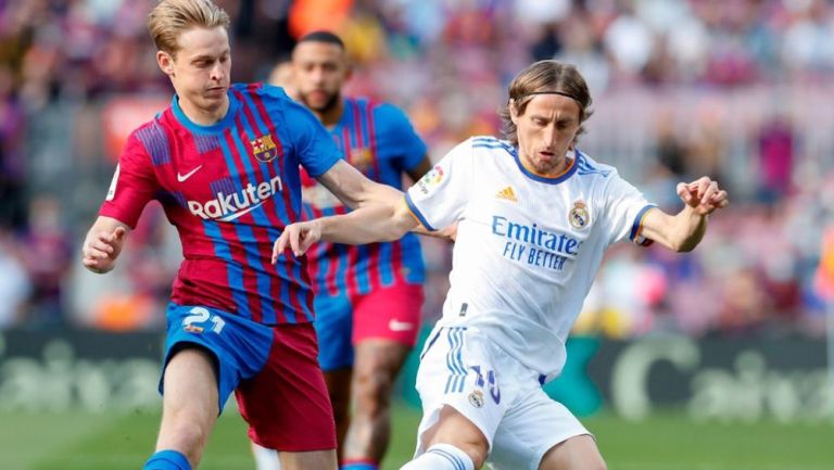 Barcelona y Real Madrid jugando el Clásico Español en el Camp Nou