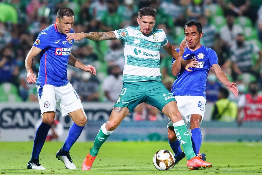 Rafael Baca y Pablo Aguilar en un partido con Cruz Azul