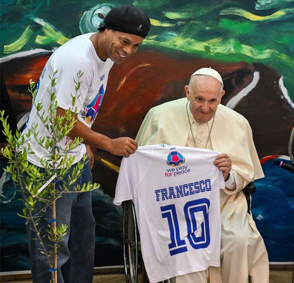 Ronaldinho estuvo con el Papa Francisco en la presentación del partido