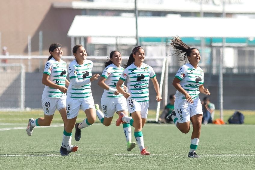 Jugadoras de Santos Femenil Sub 17 festejando un gol