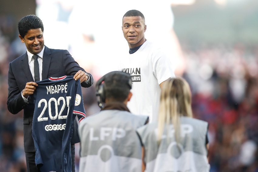 Mbappé en su renovación con el PSG