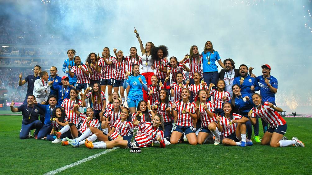 Chivas levantando la copa del Clausura 2022