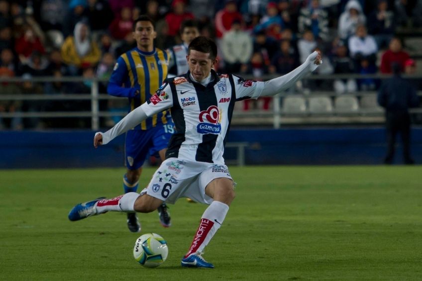 Héctor Herrera durante un partido de Pachuca