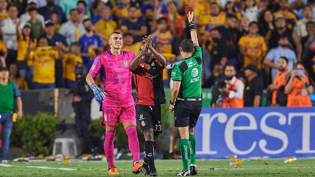 Nahuel Guzmán recibiendo tarjeta roja en Semifinal de Tigres vs Atlas