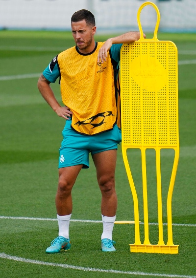 Eden Hazard del Real Madrid participa en una sesión de entrenamiento