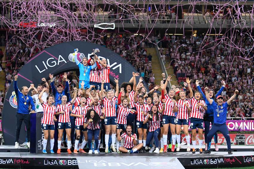 Chivas celebrando el título de la Liga MX Femenil