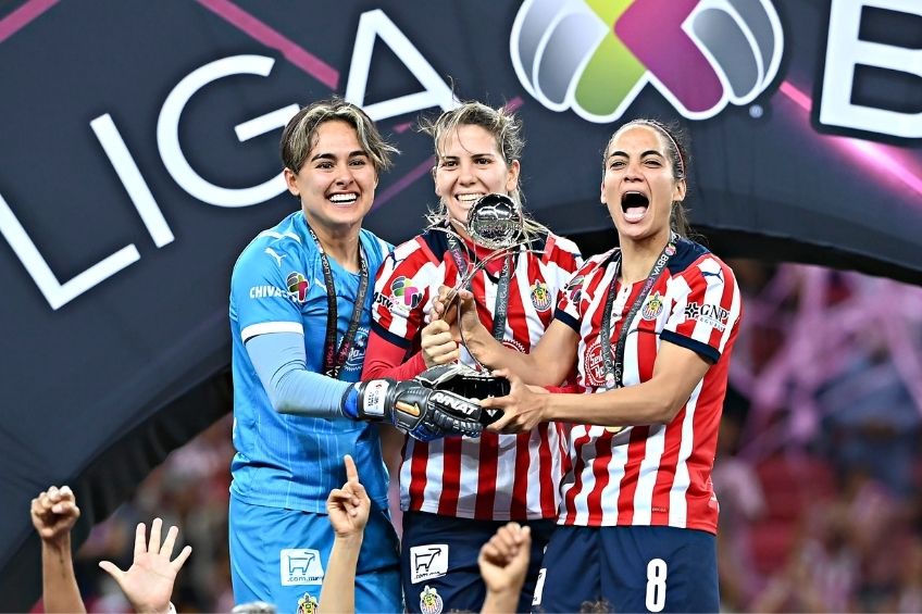Jugadoras de Chivas con el trofeo de la Liga MX Femenil